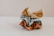 Load image into Gallery viewer, Scrunchy set - Plant dyed organic linen