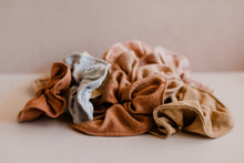 Load image into Gallery viewer, Scrunchy set - Plant dyed organic linen