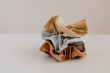 Load image into Gallery viewer, Scrunchy set - Plant dyed organic linen
